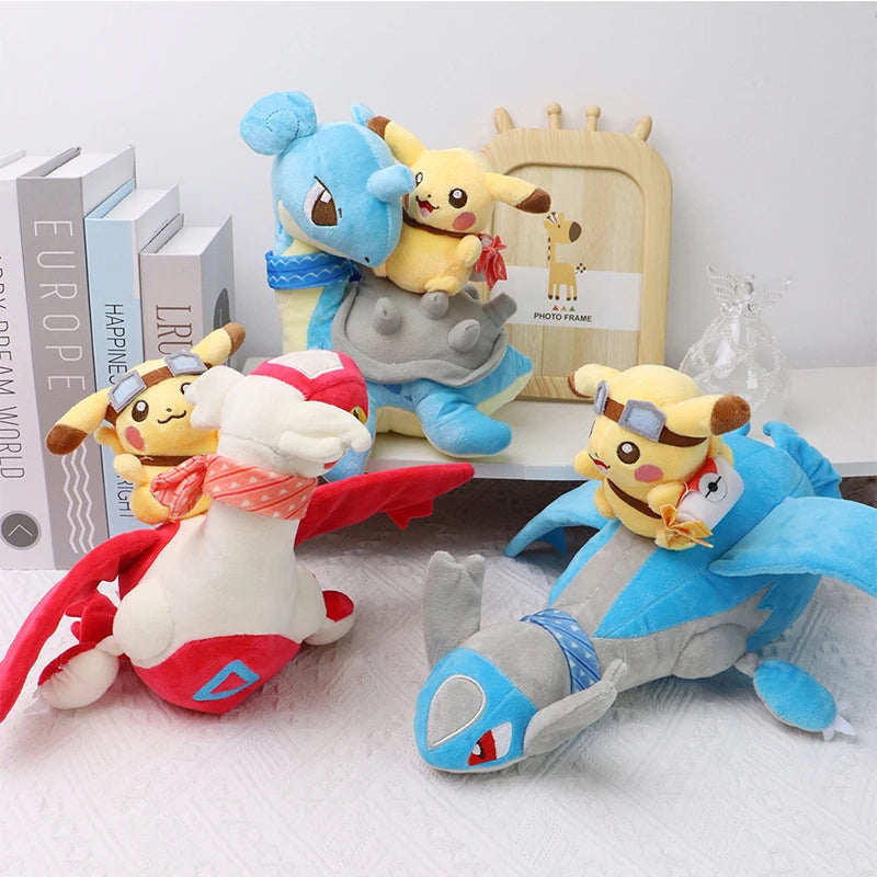 Peluche Pokémon Pikachu montando a Lokhlass, Latios y Latias 30 cm